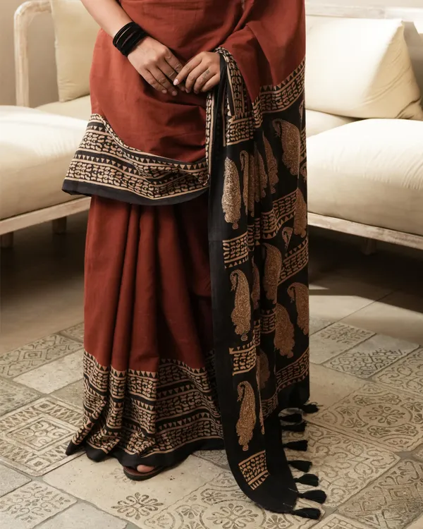 Red_Cotton_Paisley_Border_Print_Mulmul_Saree_For_Women